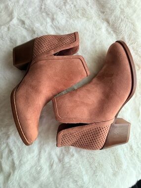 LOFT Outlet Womens Pink Faux Suede Ankle Boots Booties Pull On Cutout Size 7 New